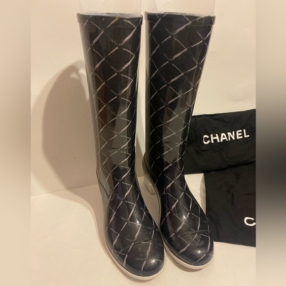 Chanel Black & White Quilted Rubber Boot Size 37 - Picture 4 of 12